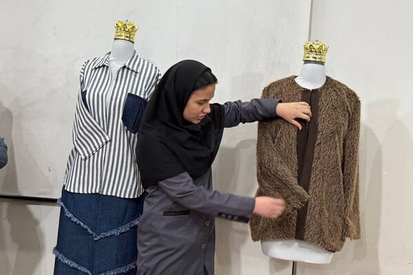 آیین افتتاحیه نمایشگاه هنری «ماها» در هنرستان شهید تاجیک بهارستان‌دو