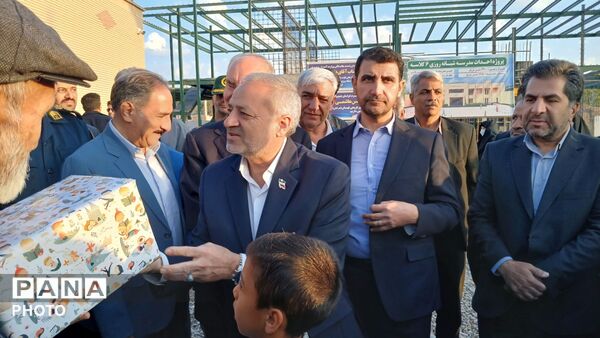 بازدید وزیر آموزش و پرورش از پروژه مدرسه ۶ کلاسه قهستان درمیان