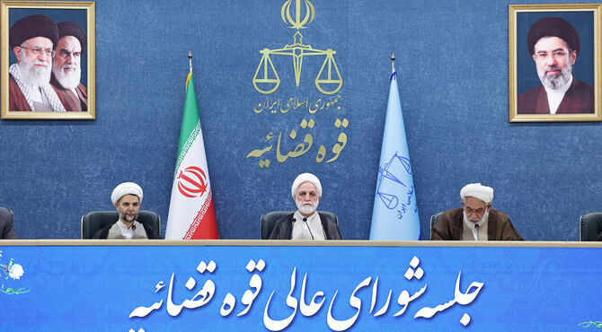 در مقابل دشمن یکصدا هستیم و جلوی آمریکا کوتاه نخواهیم آمد