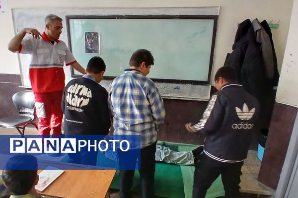 آموزش کمک‌های اولیه در مدرسه شهید فتوحی رباط‌کریم