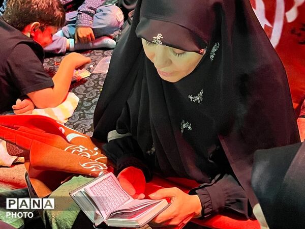 وداع حماسی مردم با شهدای وطن در مصلای تهران