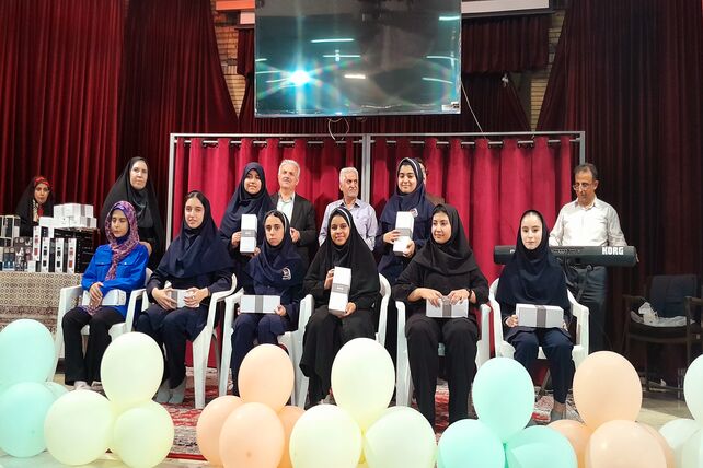 جشن ستارگان و تجلیل از شاگردان برتر آموزشی و فرهنگی دبیرستان شاهد بحرینیان ناحیه۴ 