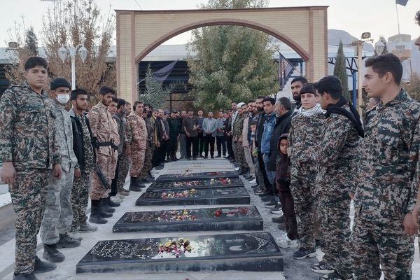 غبار روبی و عطرافشانی قبور مطهر شهدای روستای ظفرآباد