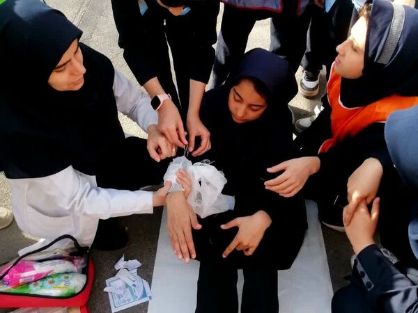 مانور زلزله و آموزش اطفای حریق و ایمن سازی در مدرسه شهید جواهری دو 