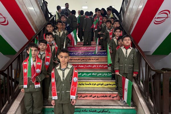 خادمان مسجد جمکران پرچم متبرک را به مدرسه شهید همت آوردند