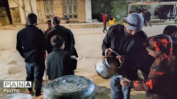 زن و مرد و پیر و جوان این شب ها در اجتماعات خیابانی شهر بار 