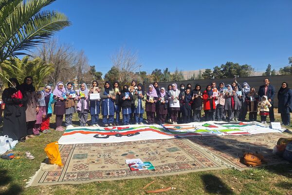 لذت نقاشی همگانی کنار دوستان در بوستان جنت شیراز 