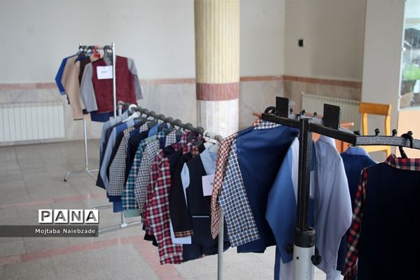 بازدید رئیس سازمان دانش‌آموزی خراسان رضوی از نمایشگاه‌های لباس فرم دانش‌آموزی نواحی مشهد