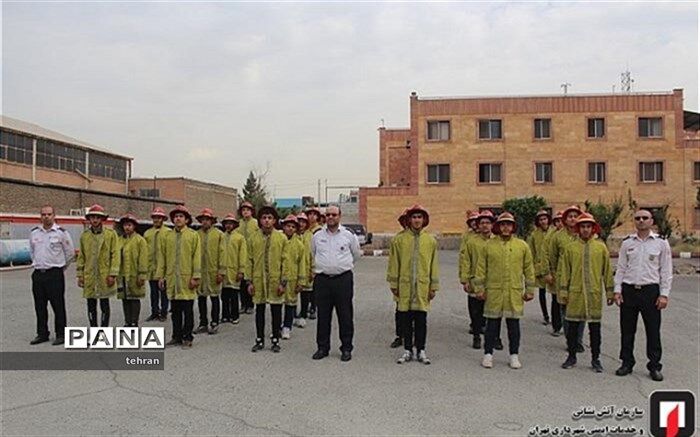 جذب دانش آموزان ورودی پایه دهم در رشته ایمنی و آتش نشانی در هنرستان غیاثی منطقه18
