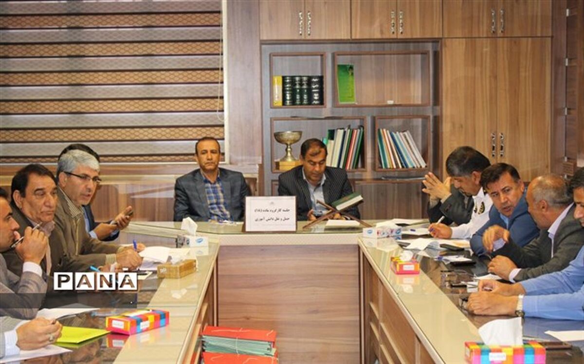 در سال تحصیلی 99-98 از تردد سرویس های دانش آموزی بدون برچسب و هولوگرام جلوگیری می شود