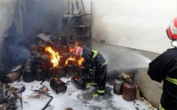 اطفاء حریق در انبار بزرگ کالا در خیابان هنگام