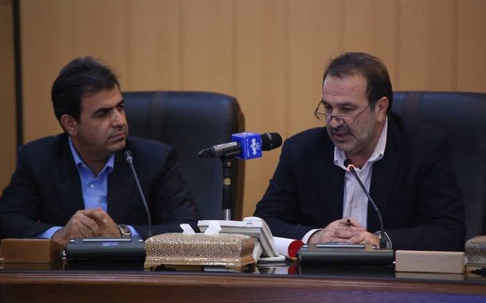 ایجاد تنوع در تولید و کاهش اتکا به بخش‌ کشاورزی با توسعه بخش صنعت و معدن