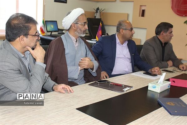 کارگروه فرم مدارس در کارخانه پشم بافی آسیا