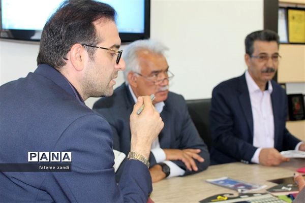 کارگروه فرم مدارس در کارخانه پشم بافی آسیا