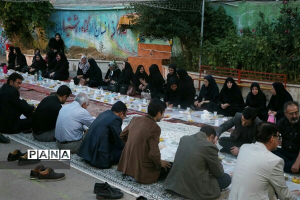 ضیافت افطاری در دبیرستان غیرانتفاعی مهرگان شهرقدس