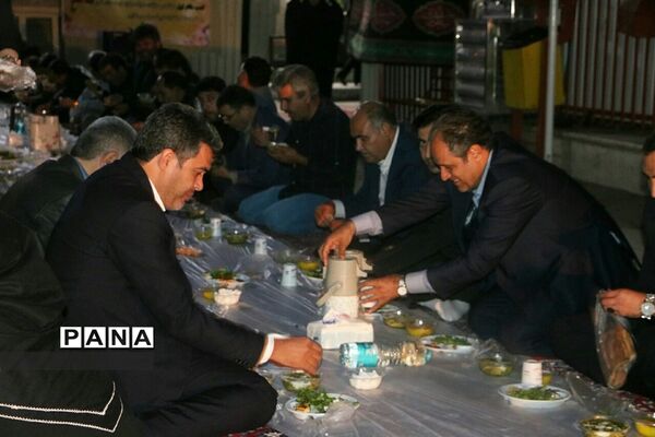 ضیافت افطاری در دبیرستان غیرانتفاعی مهرگان شهرقدس