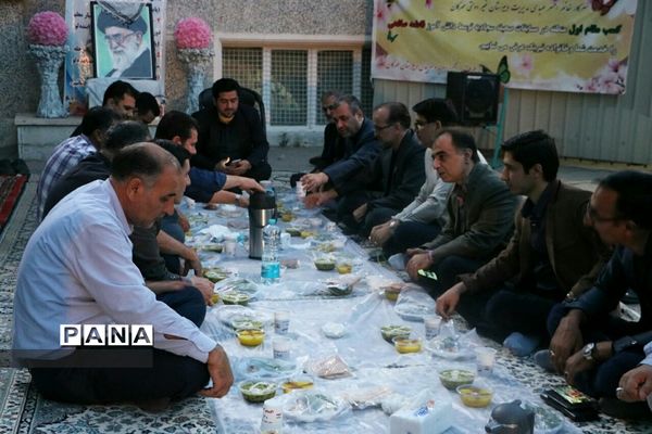 ضیافت افطاری در دبیرستان غیرانتفاعی مهرگان شهرقدس