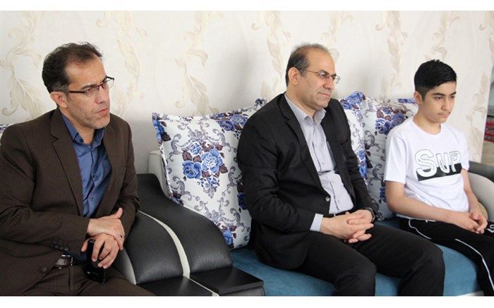 عیادت مدیرکل آموزش و پرورش استان همدان از دانش آموز مبتلا به بیماری SMA