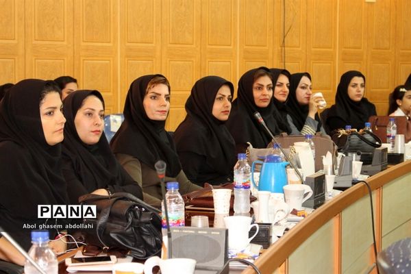 تجلیل از برگزیدگان مسابقات علمی تخصصی  و روش‌های برتر تدریس معلمان بوشهر-1