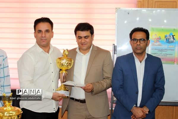 تجلیل از برگزیدگان مسابقات علمی تخصصی  و روش های برتر تدریس معلمان بوشهر-2