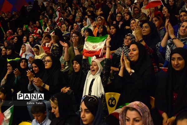 حضور بانوان ایرانی در بازی تیم ملی والیبال  ایران و کانادا