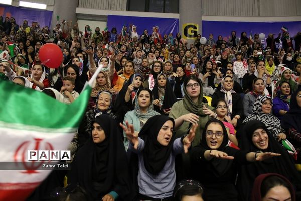 حضور بانوان ایرانی در بازی تیم ملی والیبال  ایران و کانادا