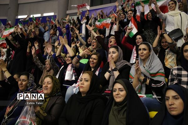 حضور بانوان ایرانی در بازی تیم ملی والیبال  ایران و کانادا