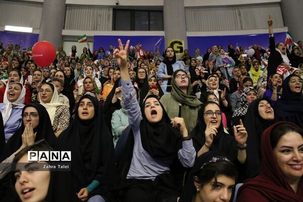 حضور بانوان ایرانی در بازی تیم ملی والیبال  ایران و کانادا