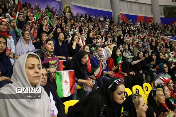 حضور بانوان ایرانی در بازی تیم ملی والیبال  ایران و کانادا