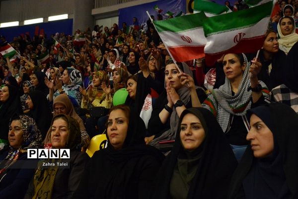 حضور بانوان ایرانی در بازی تیم ملی والیبال  ایران و کانادا