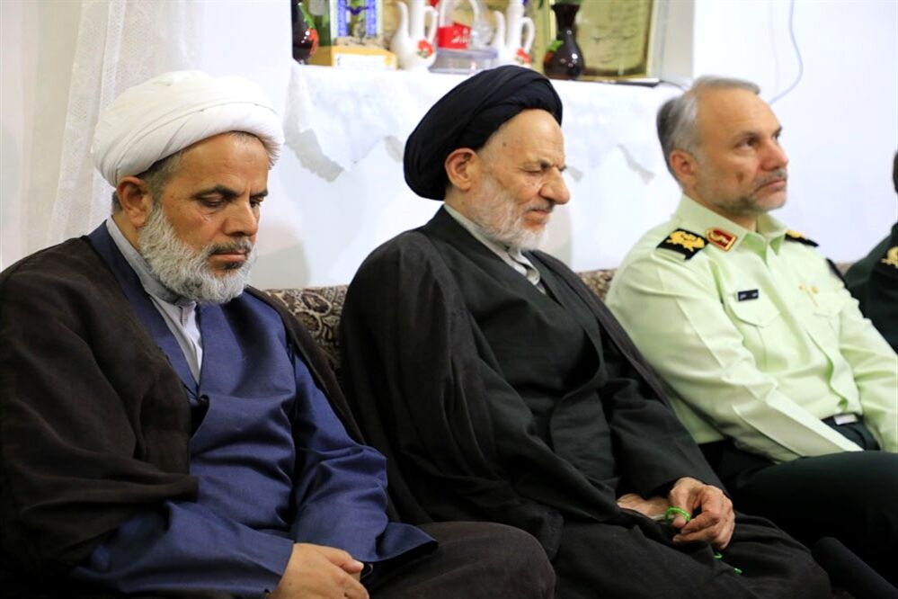 دیدار آیت الله عبادی با خانواده شهید هادی  نیرومندزاده