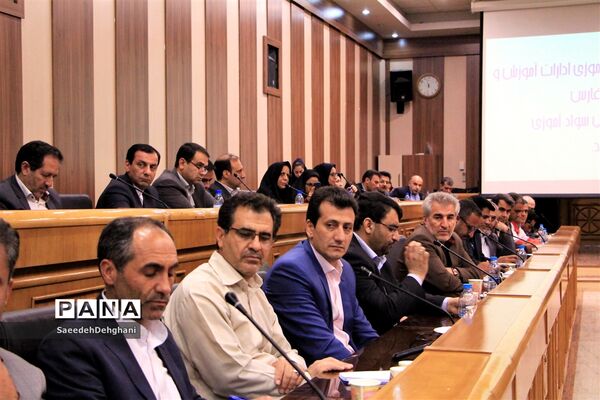 جلسه ستاد پشتیبانی سوادآموزی استان فارس با حضور رئیس نهضت سواد آموزی کشور