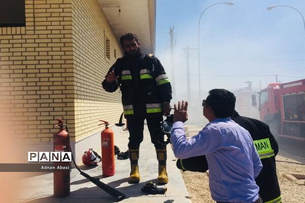 مهار آتش سوزی ایستگاه برق گله‌دار