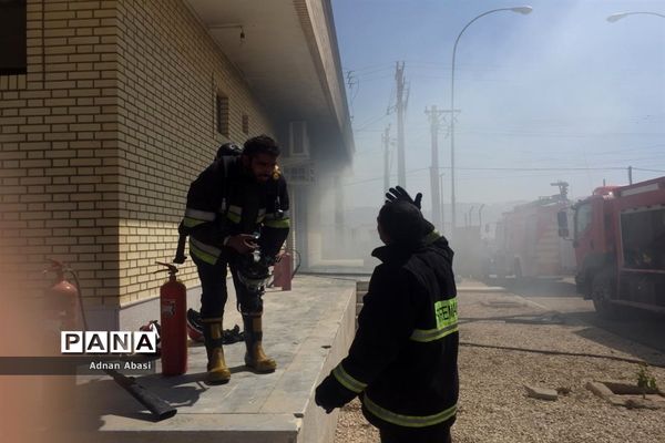 مهار آتش سوزی ایستگاه برق گله‌دار