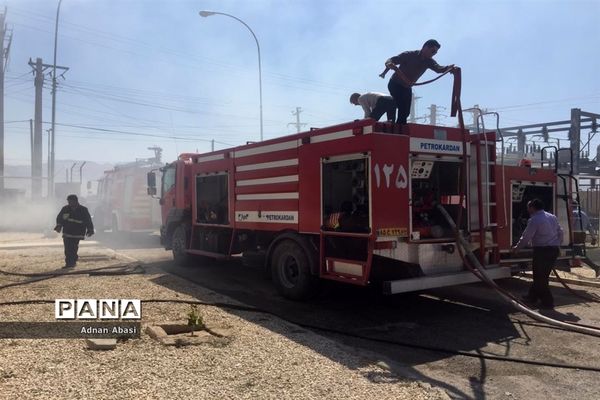 مهار آتش سوزی ایستگاه برق گله‌دار