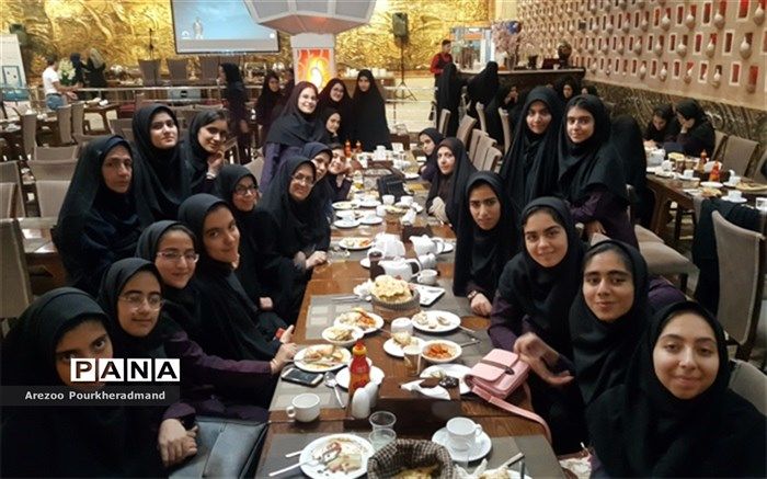 تجلیل از فعالین نماز جماعت دبیرستان فرزانگان حکیم زاده