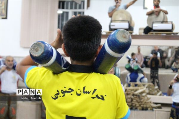 مراسم ورزش پهلوانی و زورخانه‌ای به مناسبت سالروز فرهنگ ورزش زورخانه‌ای در روستای تقاب خراسان حنوبی
