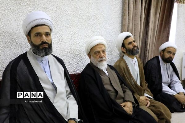 دیدار جمعی از طلاب و روحانیون فعال در مدارس استان با نماینده ولی فقیه