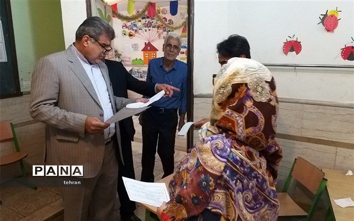 بازدید سرزده فولادوند از ثبت نام مدارس شهر تهران