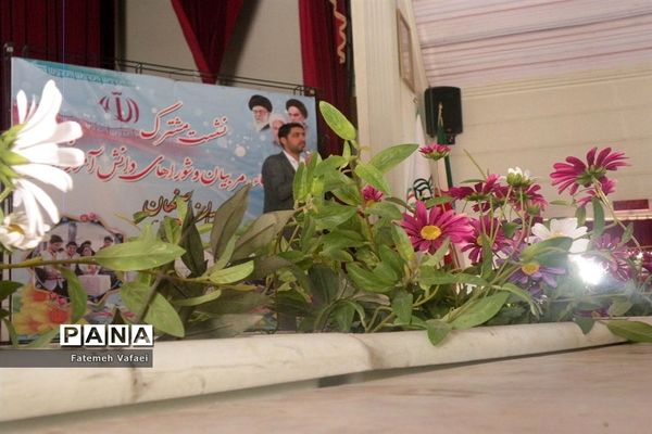 نشست مشترک مجامع اعضا،مربیان و شوراهای دانش‌آموزی در بخش خواهران