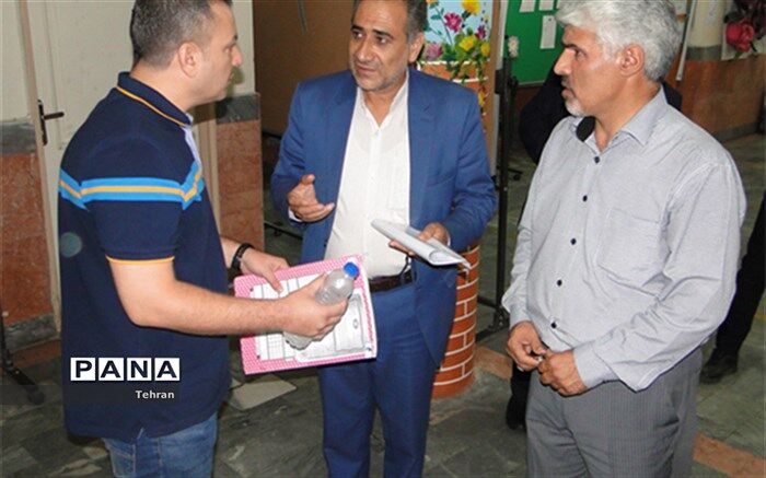  بازدید مدیر آموزش و پرورش منطقه 10 از فرایند ثبت نام دانش آموزان