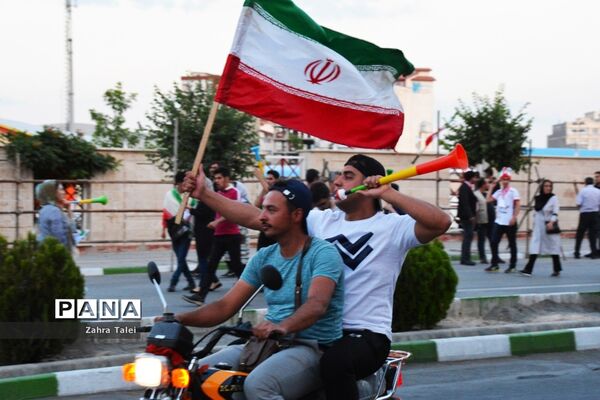 شادی مردم پس از برد تیم ملی والیبال ایران