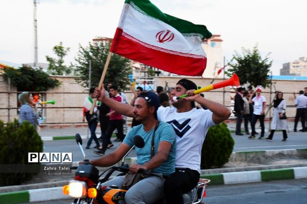 شادی مردم پس از برد تیم ملی والیبال ایران