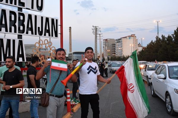 شادی مردم پس از برد تیم ملی والیبال ایران