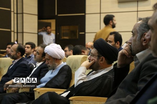 اهدای کالاهای اساسی به سیل زدگان شیراز