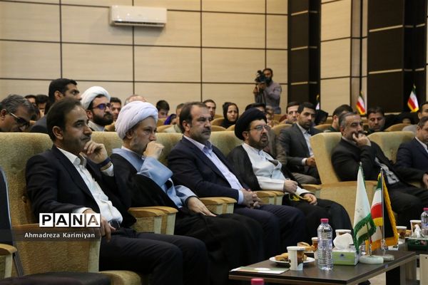 اهدای کالاهای اساسی به سیل زدگان شیراز