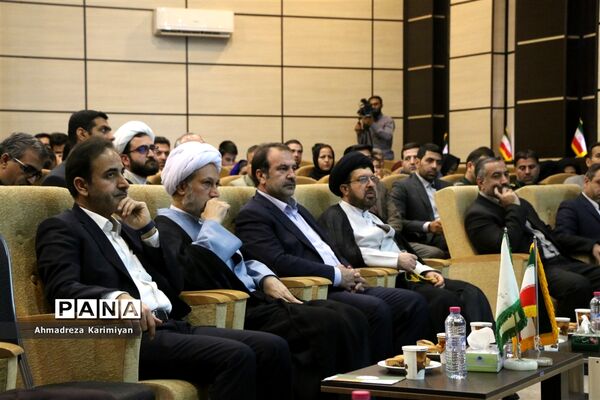 اهدای کالاهای اساسی به سیل زدگان شیراز