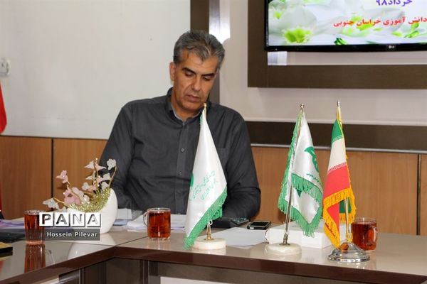 نشست کمیته تخصصی تعیین قیمت لباس فرم دانش‌آموزان