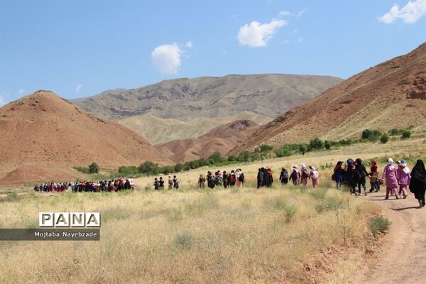 کوهپیمایی پیشتازان دخترمدارس زبرخان