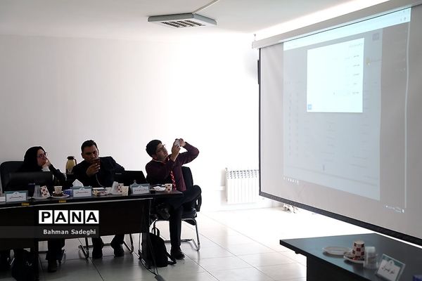 جلسه  توجیهی رابطان استانی سامانه‌های دانش آموزی